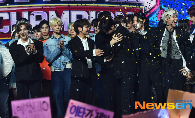 EVNNE(이븐), 1위에서 빛나는 표정 [포토엔HD]
