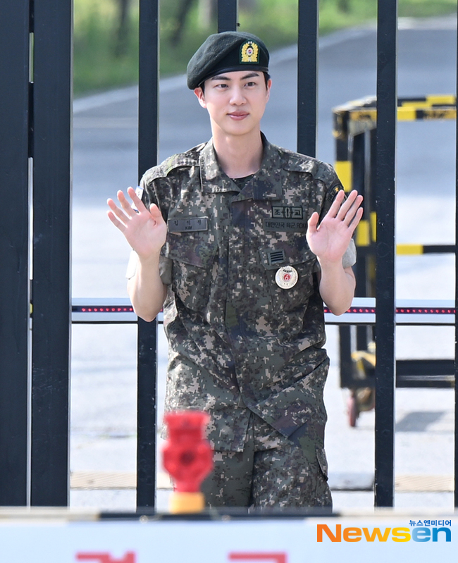 방탄소년단 진, 부대 앞 전역 인사 [포토엔HD]