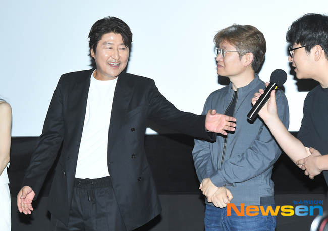 무대인사 송강호, 삼식이 삼촌 노래 좀 하게 마이크 좀.. .  [포토엔HD]