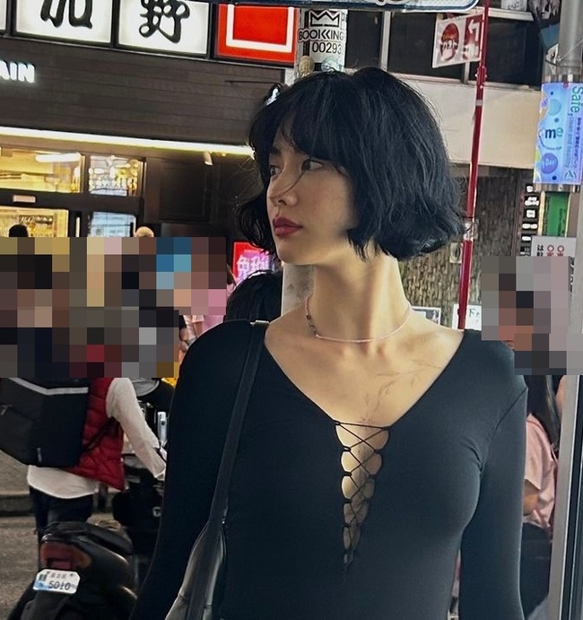 단발 변신 나나, 덜 지워진 가슴골 타투 드러낸 파격 패션