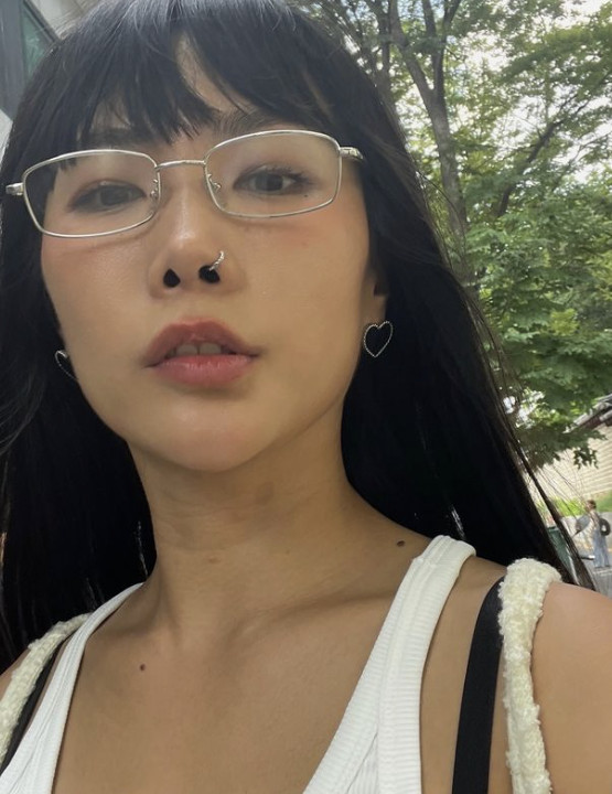 허니제이 안경 쓰고 긱시크룩 접수, 섹시한 타투도 한가득