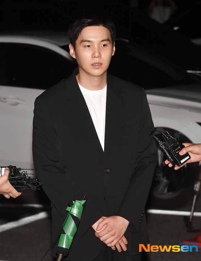 취재진의 질문에 답하는 슈가  [포토엔HD]