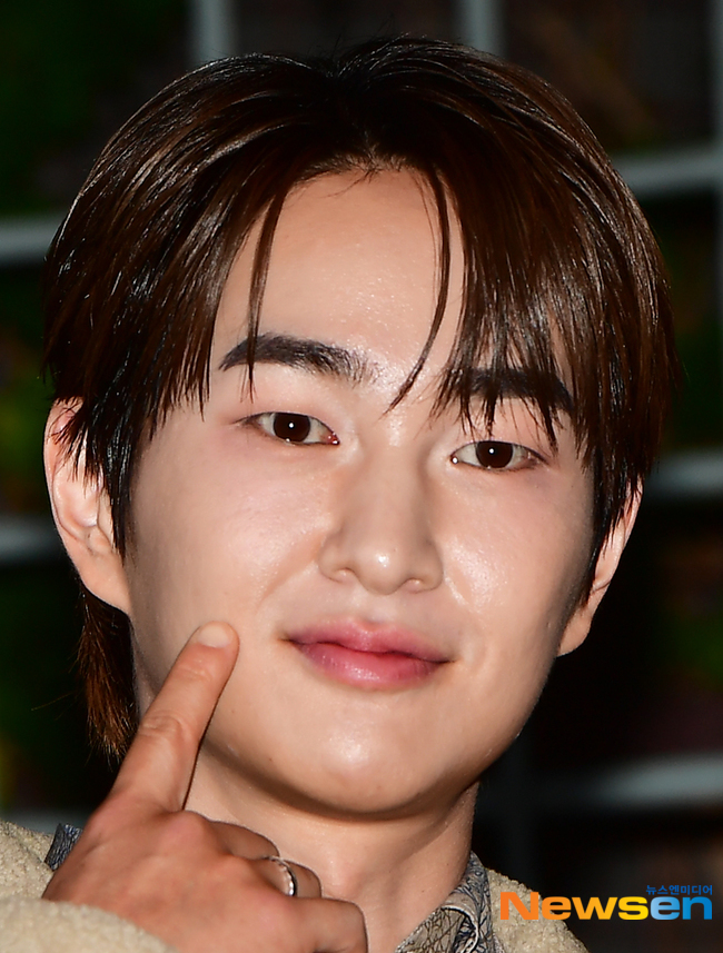 샤이니 온유, 꽃 미남 볼콕 [포토엔HD]