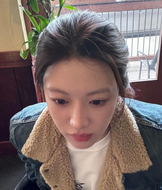 MZ 여신 고윤정, 초밀착 거울셀카도 문제 없네