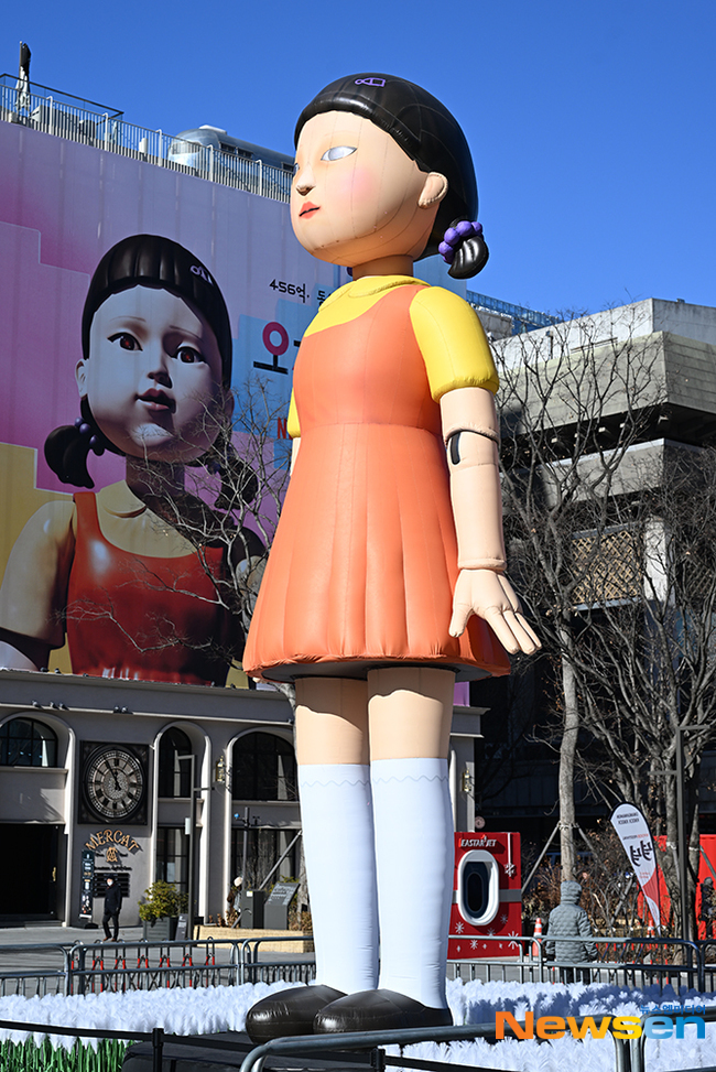 오징어게임2 ‘영희’ 대형조형물, 2024년 마지막 날 차분함 속에 [포토엔HD]