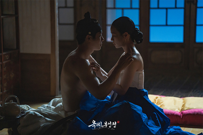 이도현 눈감아…임지연♥추영우 ‘옥씨부인전’ 상의 탈의 베드신 스틸컷