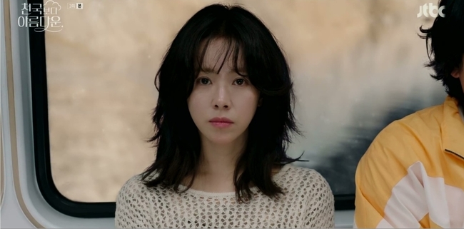 떼써서 들어온 한지민, 정체는 여전히 오리무중(천국보다)