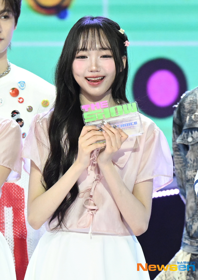 트리플에스 박시온, ‘더쇼 초이스’ 트로피 들고 꽃미소 [포토엔HD]