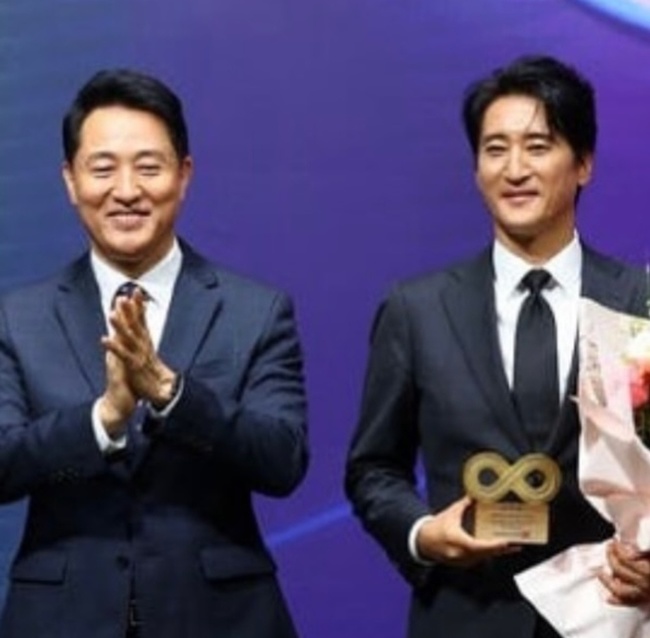 SNS에 담긴 투샷과 따뜻한 축사