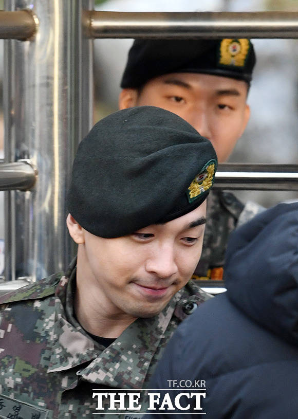 [TF포토] 태양-대성 전역, 군복 벗고 사회에 첫 발