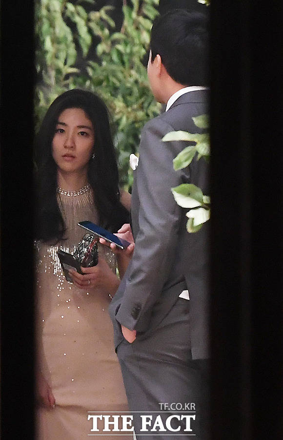 [TF사진관] 아모레 서민정·보광 홍정환 약혼…삼성家까지 총출동