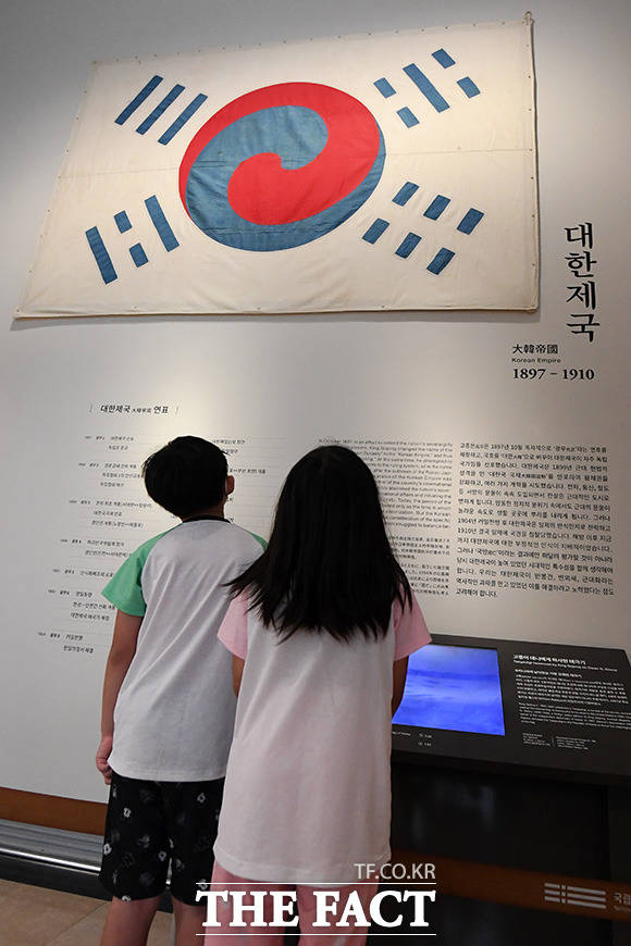 [TF포토] 데니 태극기 바라보는 아이들