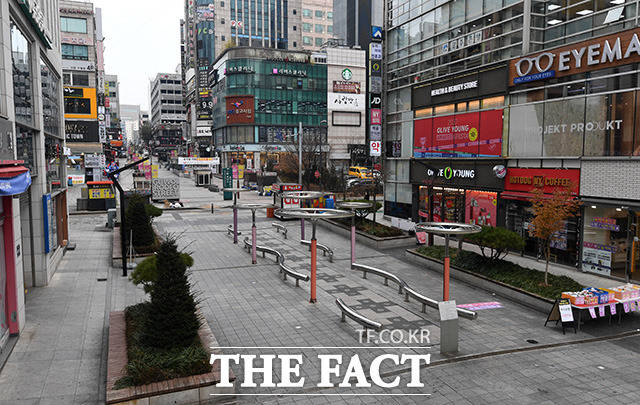 [TF사진관] 계속되는 코로나19 확산세…인적 드문 로데오거리
