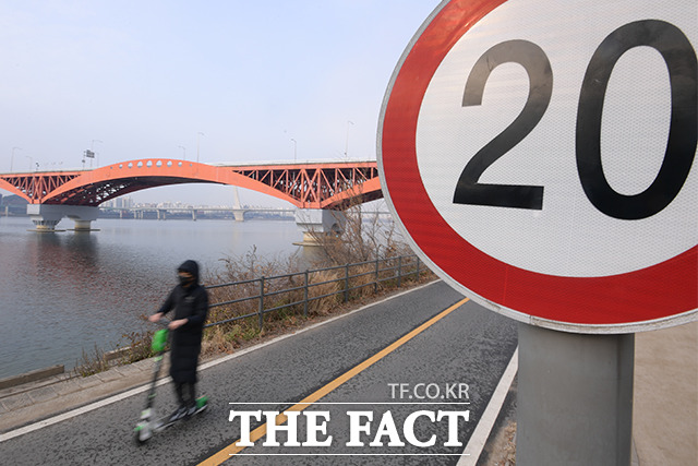 [TF포토] 한강공원 전동 킥보드, 속도 20km 지켜주세요!