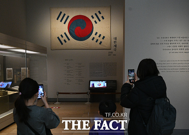 3·1절 앞두고 데니 태극기 공개한 국립중앙박물관 [TF사진관]