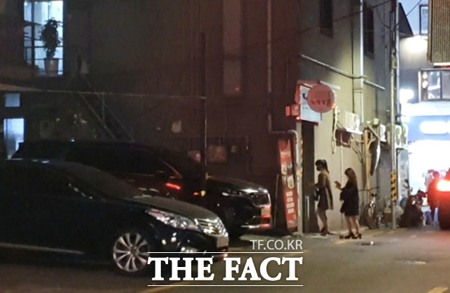 유흥주점에서 53명 무더기 적발...경찰관에 욕설·폭행 현행범 체포