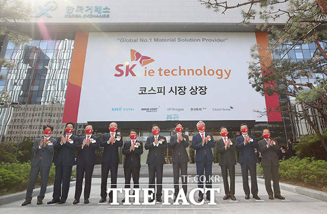 81조원 청약 SK아이이테크놀로지(SKIET), 상장 첫날 따상 실패 [TF사진관]