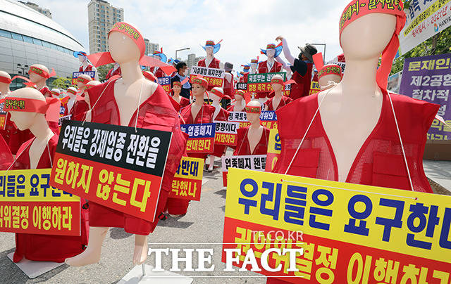시위도 거리두기에 맞게...시설물유지관리 사업자들의 마네킹 시위 [TF사진관]