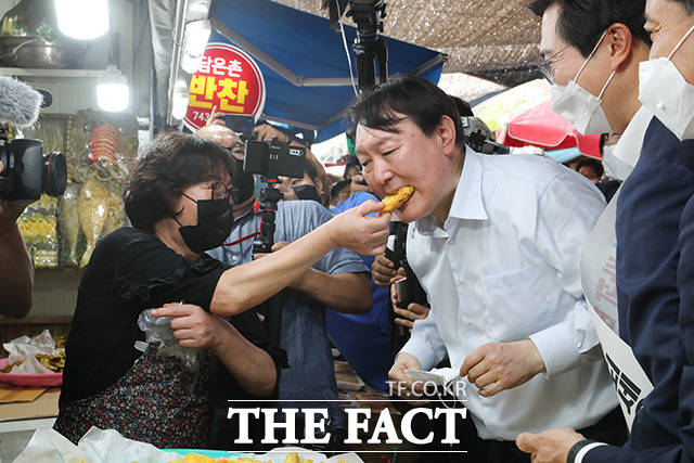 진주 중앙유등시장에서 환호 받은 윤석열 [TF사진관]
