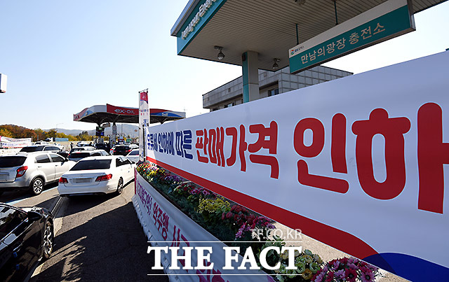 유류세 인하, 100m 넘는 차량행렬 여기가 주유소 맛집 [TF사진관]