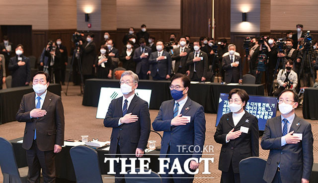 이재명, 바쁜 일정 속 잊지 않은 주먹 인사 [TF사진관]