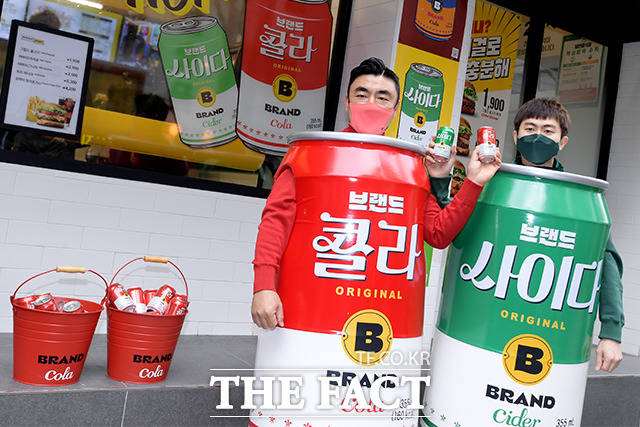 콜라는 브랜드로!…노브랜드 버거 매장에 등장한 CEO 콜라맨 [TF사진관]