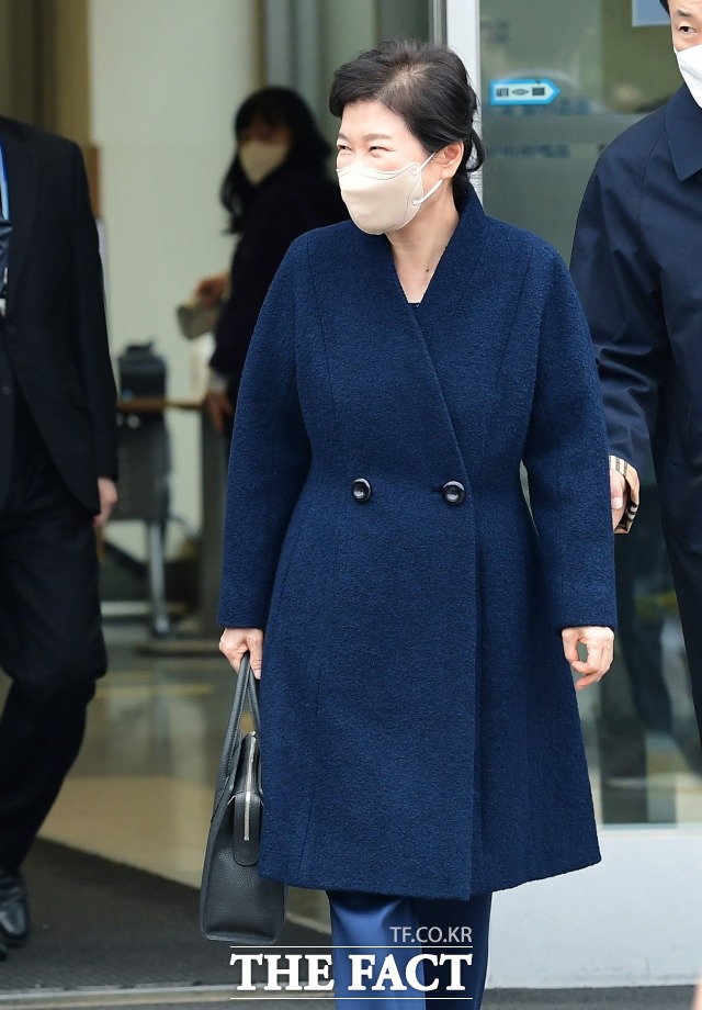 탄핵부터 대구까지...박근혜 생사고락 함께한 남색코트