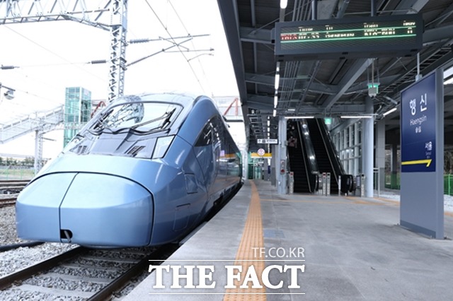 강릉행 KTX 행신역 출발...첫! 기적 울리다