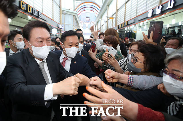 윤석열, 여러분 덕에 당선됐다…진주서 어퍼컷 감사 인사 [TF사진관]