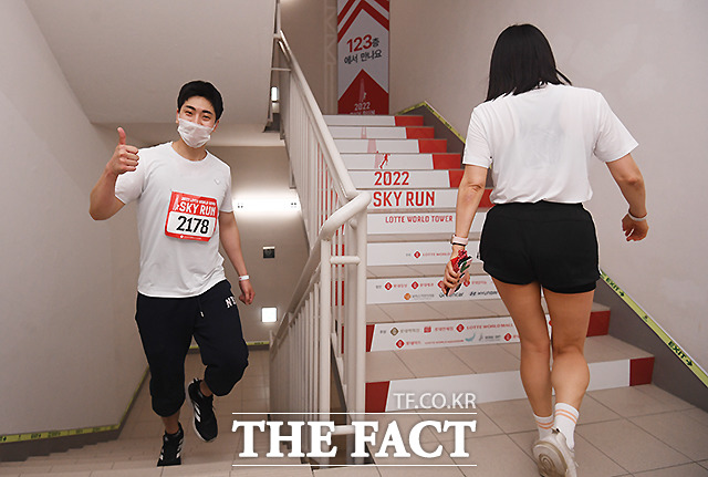 2022스카이런, 3년 만 재개...123층 걸어 오르며 한계 도전! [TF사진관]