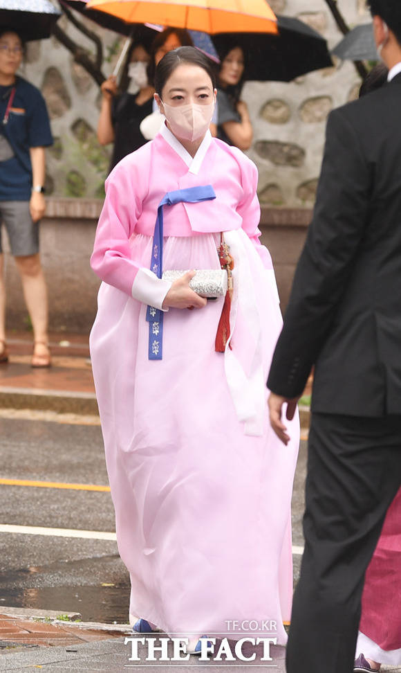 노현정, 현대家 결혼식 참석... 핑크빛 한복 자태 [TF사진관]