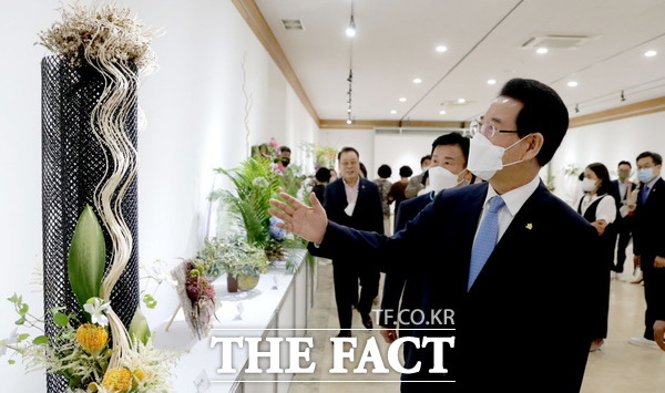 김영록 전남지사, 꽃꽂이 전시회 방문 ‘화훼농가 활력 기원’