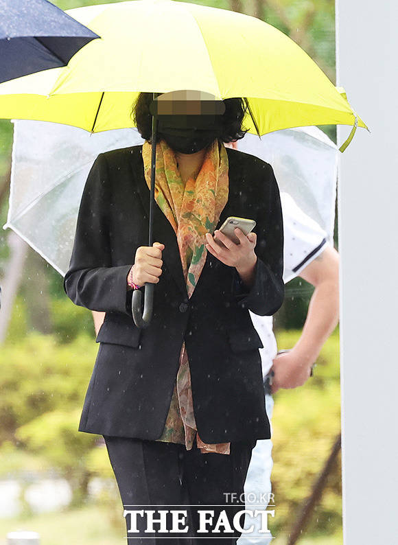 법카 유용 의혹 영장실질심사 출석하는 배모 씨 [TF사진관]