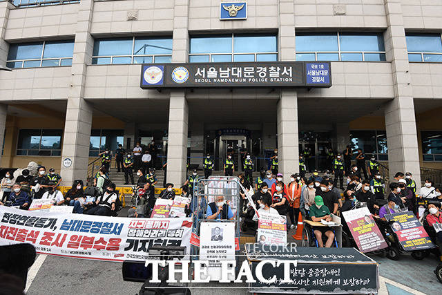 경찰 조사 요구 일부 수용 남대문경찰서 찾은 전장연 [포토]