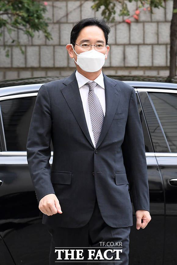 담담하게 법원 들어서는 이재용 삼성전자 회장 [TF사진관]