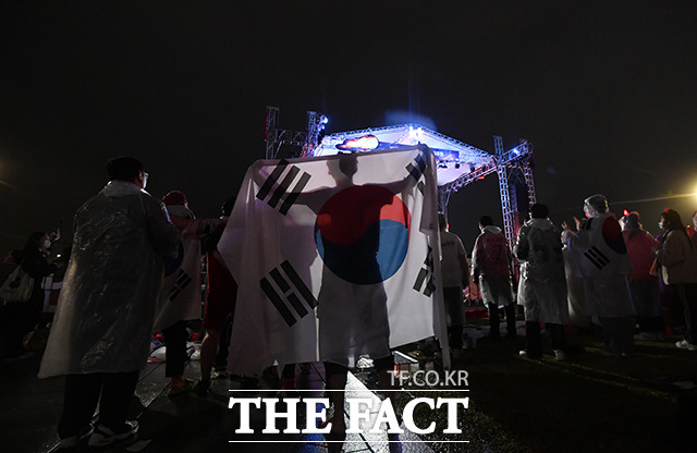 [월드컵 사진관] 대~한민국 우중 속 거리응원…우리가 태극전사!