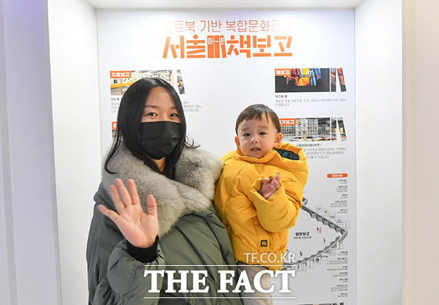 엄마와 아기가 함께 즐기는 서울아트책보고 [TF사진관]