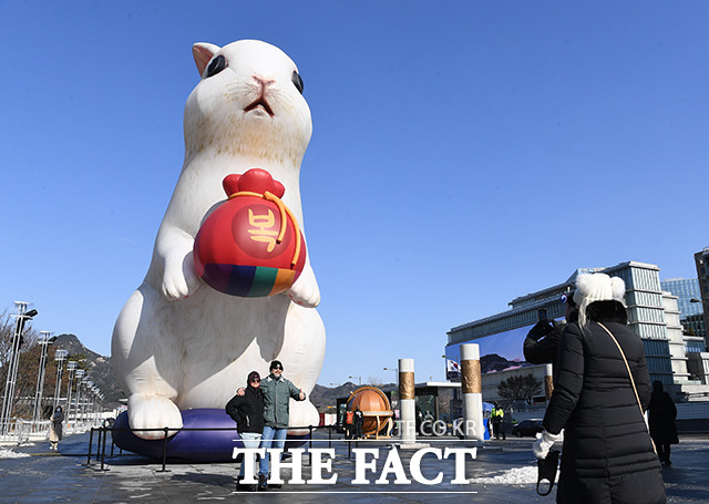 새해 복 많이 받으세요!…광화문에 등장한 거대 복토끼 [TF사진관]
