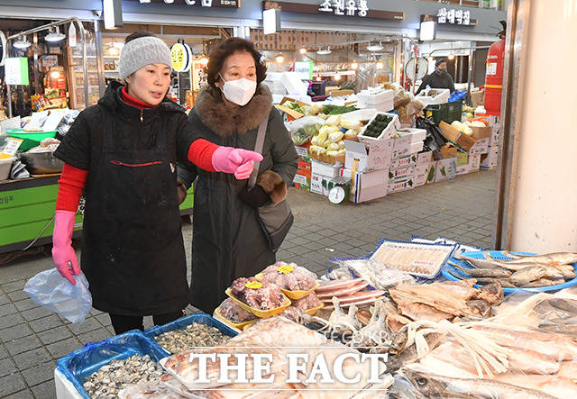 설명절 앞두고 분주한 재래시장 [TF사진관]