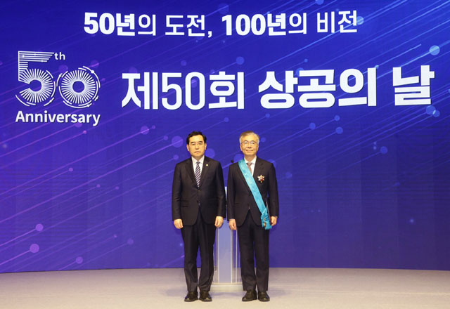 금탑산업훈장 김석수 동서식품 회장 소비자 성원 보답하겠다