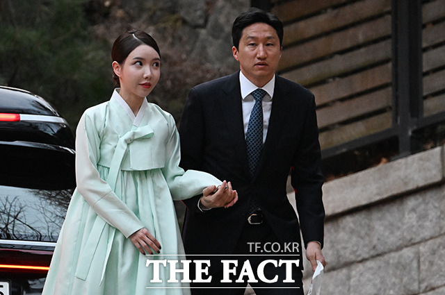 고 정주영 22주기, 두 손 꼭 잡은 정기선 부부 [TF사진관]