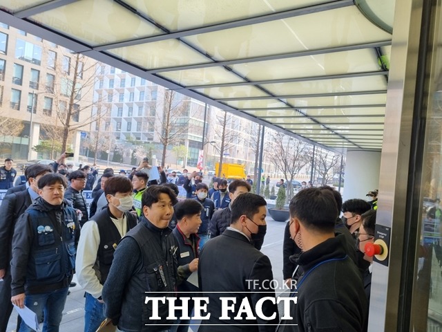 자리 없습니다. 5명만 들어가죠 주주 출입 막은 한국타이어(영상)