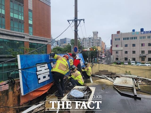 [현장FACT] 태풍 카눈 상륙, 도로 침수에 강물 불어나(영상)