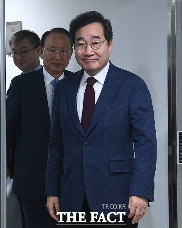 새로운미래 첫 회의 생각 깊어지는 이낙연 [TF사진관]