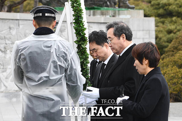 현충원 참배로 공식 일정 시작한 새로운미래 [TF사진관]
