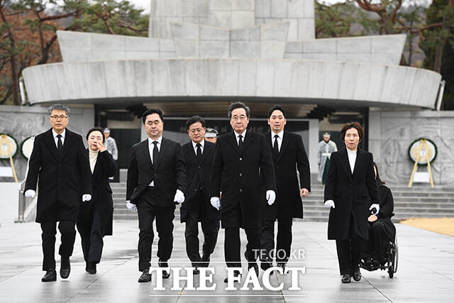 현충원 참배로 공식 일정 시작한 새로운미래 [TF사진관]