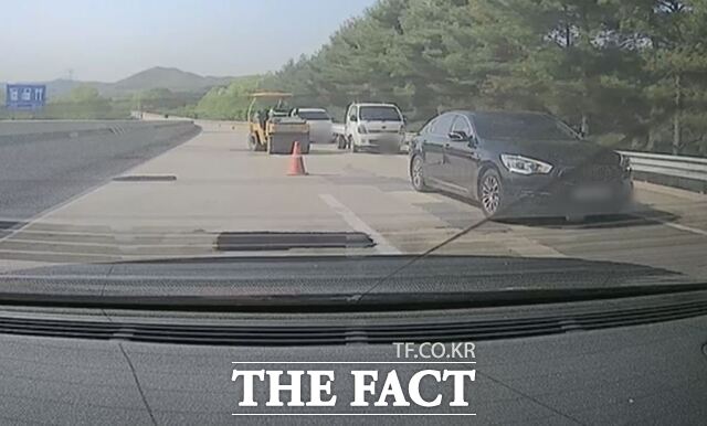 중앙고속道 공사현장서 장비가 차선 침범…운전자 안전 위협