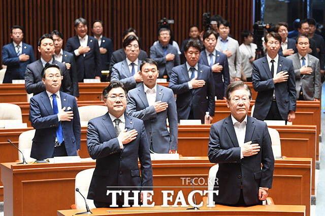 이재명 의원총회 참석하며 여유로운 미소 [TF사진관]