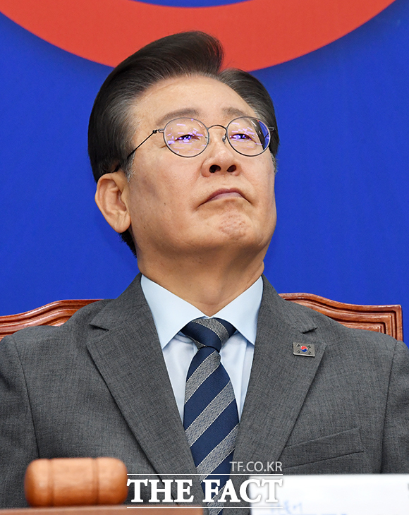 사퇴 발표 앞두고 생각에 잠긴 이재명 대표 [포토]