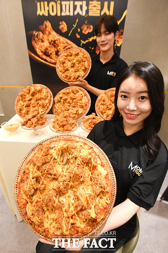 치킨·피자를 한 입에...맘스피자 싸이피자 출시 [TF사진관]